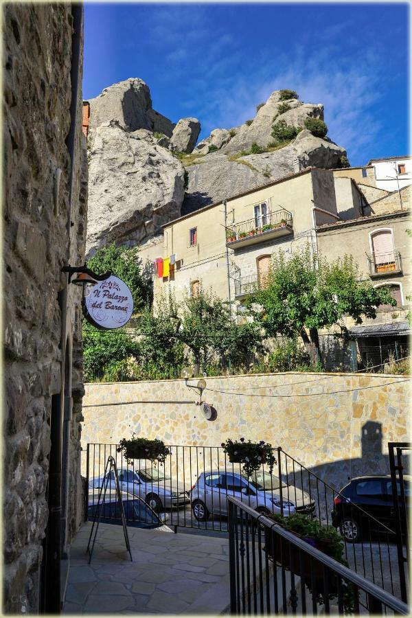 Il Palazzo Del Barone - Stanza Dei Maiorana Hotell Pietrapertosa Exteriör bild